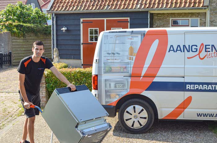 Monteur staat klaar voor een huis voor reparatie van een vaatwasser