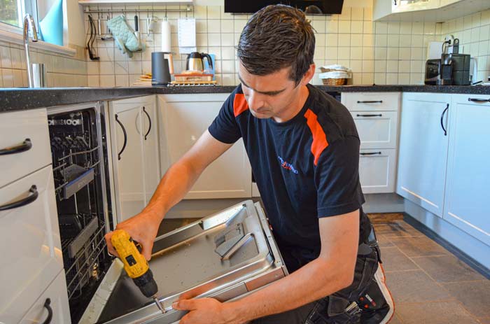 Man achter computer bezig op kantoor