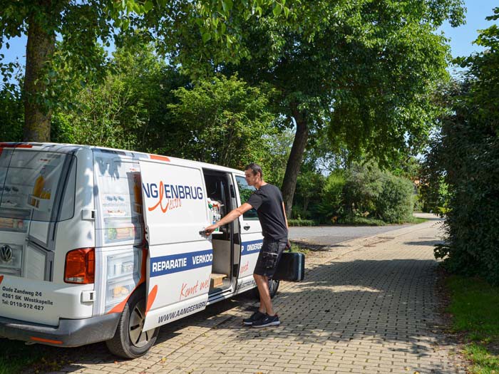 Monteur staat aan huis met en koffer, klaar voor reparatie in Zeeland
